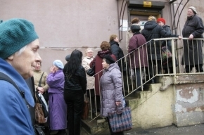 В Петербурге инвалидов держат в суточной очереди ради получения памперсов 