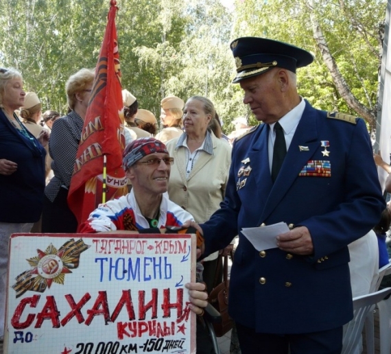 Автостопом на коляске: Игорь Скикевич приехал в Тюмень