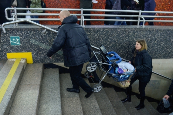 Почему в метро Петербурга не хватает пандусов