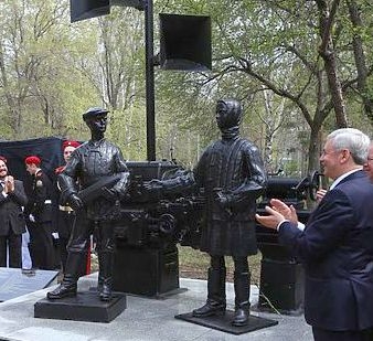 В челябинском Саду Победы установили памятник труженикам тыла