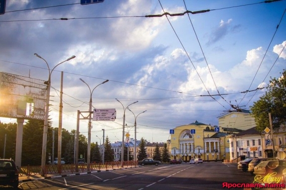 Перекрестки Ярославля переоборудуют под нужды инвалидов – кладут низкие бордюры и тактильную плитку