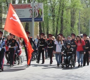 В Пензе инвалиды-колясочники устроили пробег «Вахта Памяти»